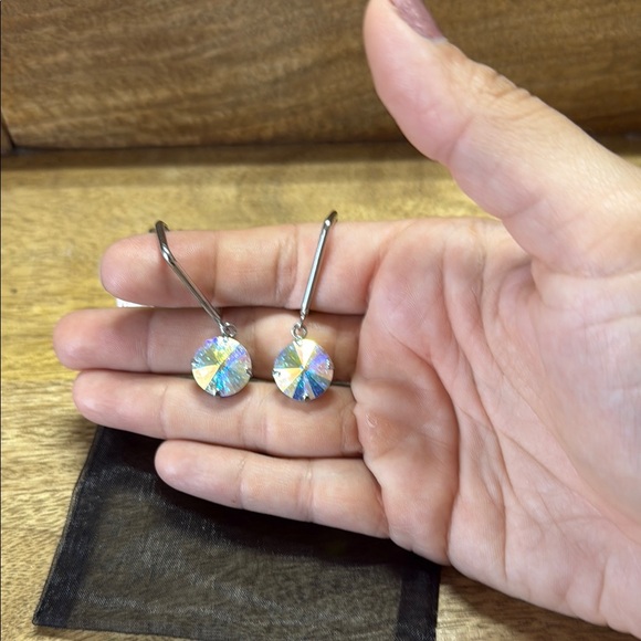 Sabika (Swarovski Crystals) dangle earring - Picture 2 of 2